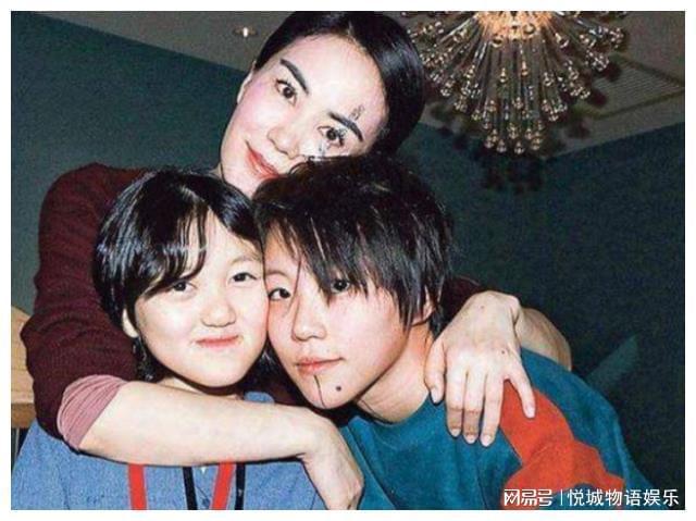 窦唯女儿和李亚鹏女儿差距怎么这么大龙8游戏国际登录同样是王菲的基因(图5)